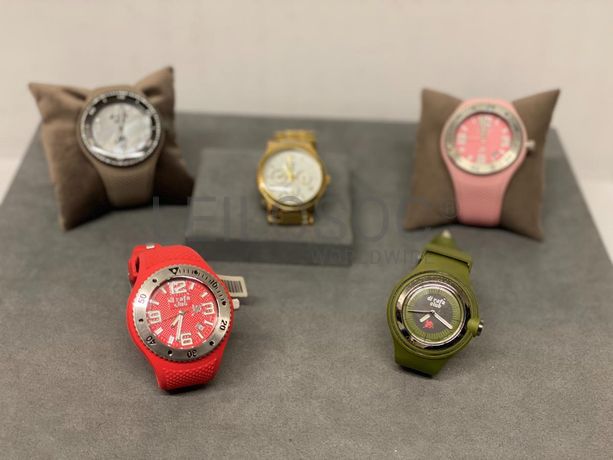 Relógios de diversas marcas e materiais