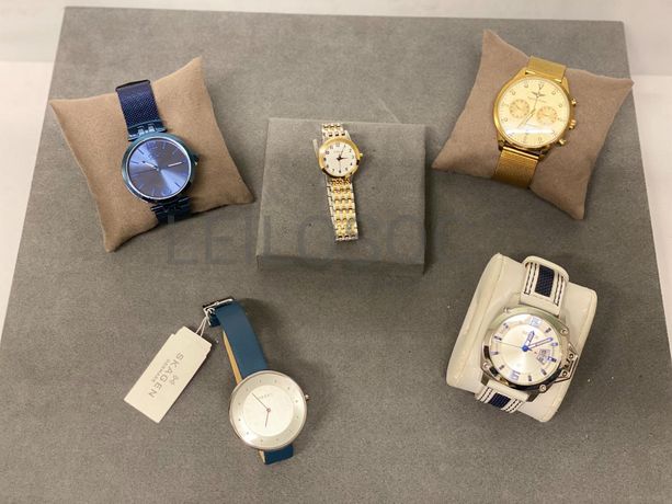 Relógios de diversas marcas e materiais