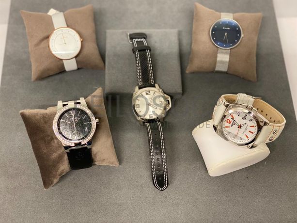 Relógios de diversas marcas e materiais