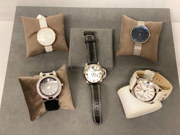 Relógios de diversas marcas e materiais
