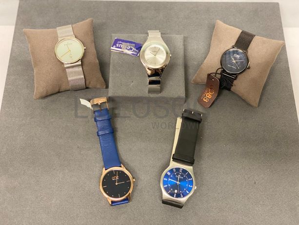 Relógios de diversas marcas e materiais