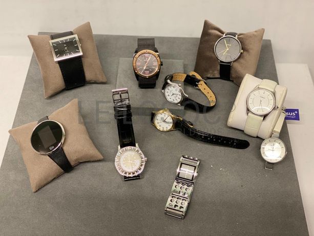 Relógios de diversas marcas e materiais