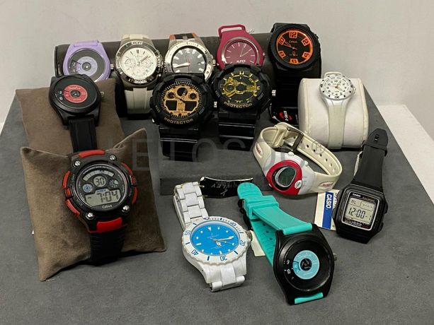 Relógios de diversas marcas e materiais