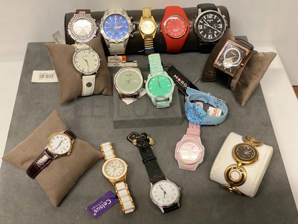 Relógios de diversas marcas e materiais