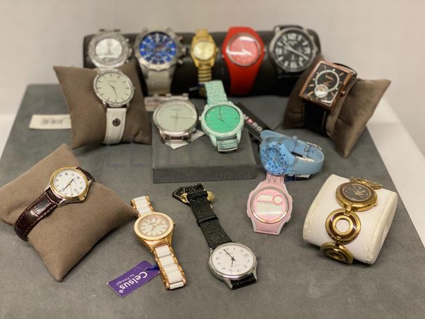 Relógios de diversas marcas e materiais