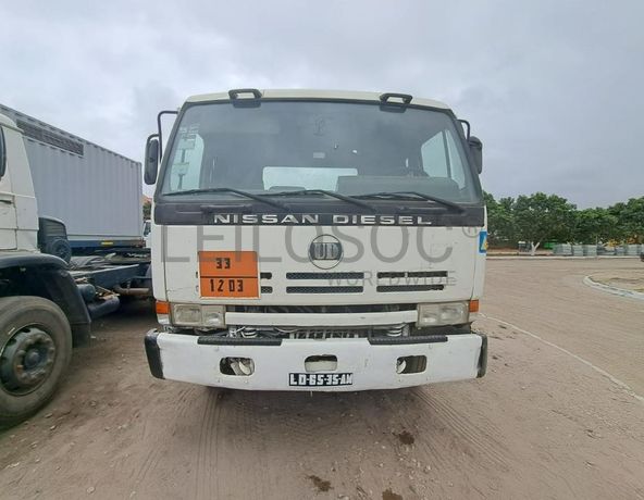 Camião trator (cavalo) NISSAN · Belas