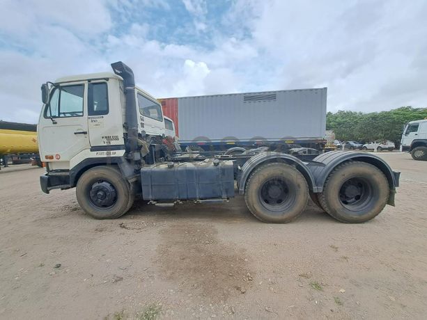 Camião trator (cavalo) NISSAN · Belas