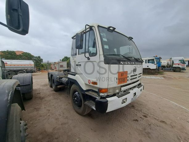 Camião trator (cavalo) NISSAN · Belas