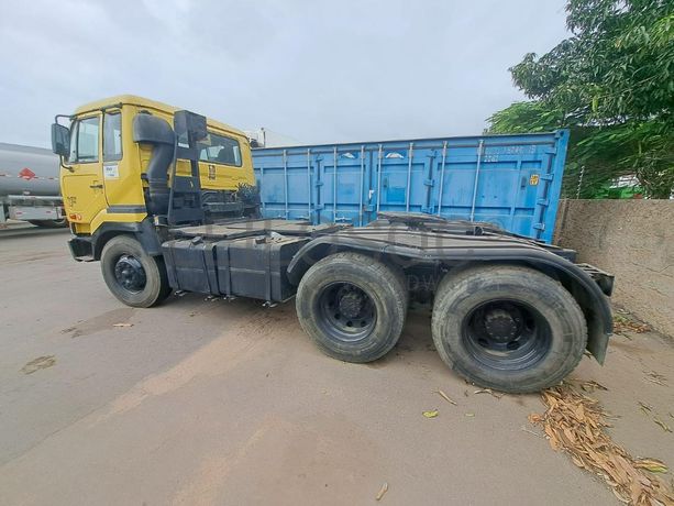 Camião trator (cavalo) NISSAN · Belas