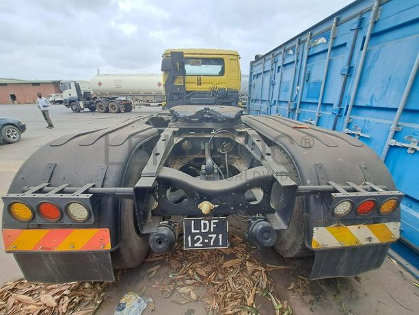 Camião trator (cavalo) NISSAN · Belas