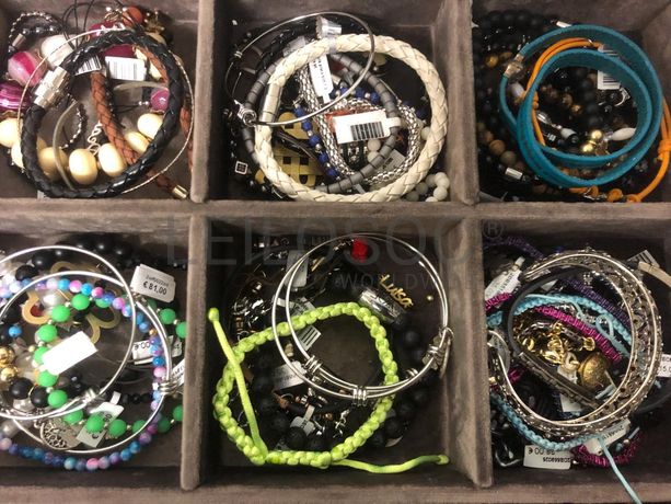 Pulseiras em prata e outros materiais