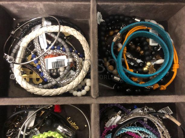 Pulseiras em prata e outros materiais