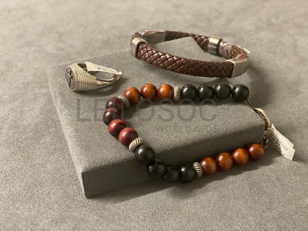 Anel e Pulseiras em prata e outros materiais