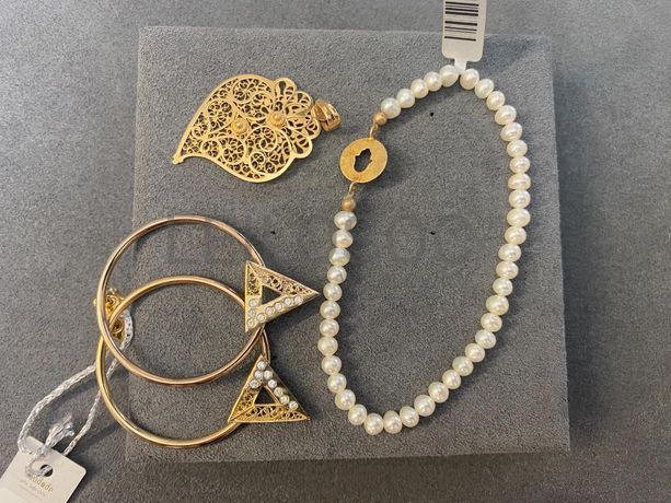 Pulseiras em prata e outros materiais + Par de Brincos e Medalha em Filigrana