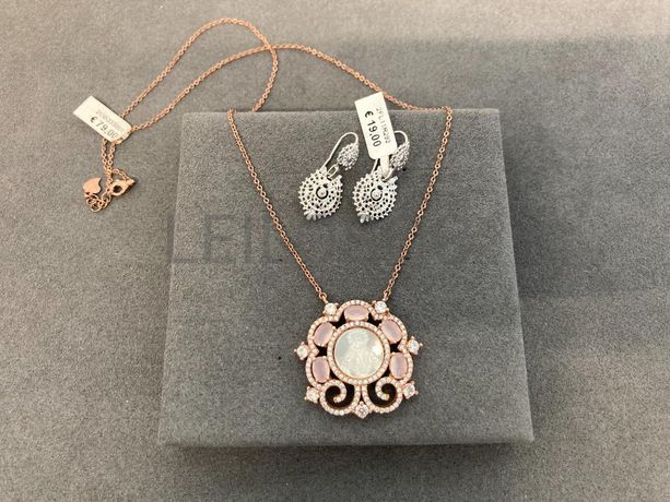 Par de brincos + Colar