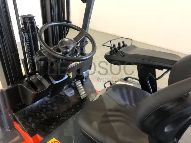 Empilhador Toyota Elétrico 1500 KG