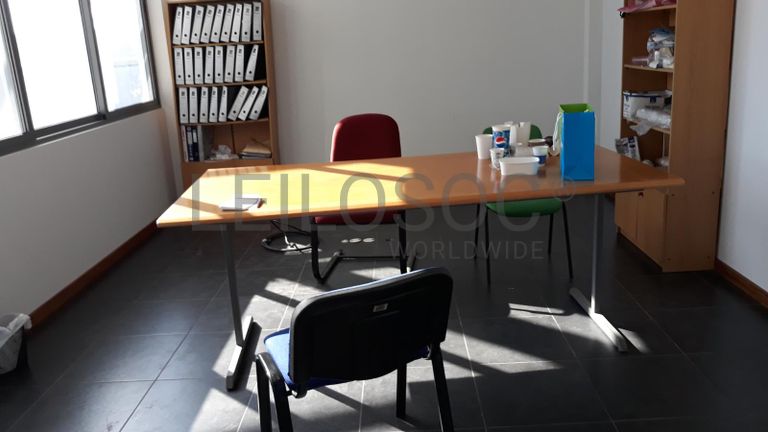 Lote sucata, cestos metálicos e mobiliário