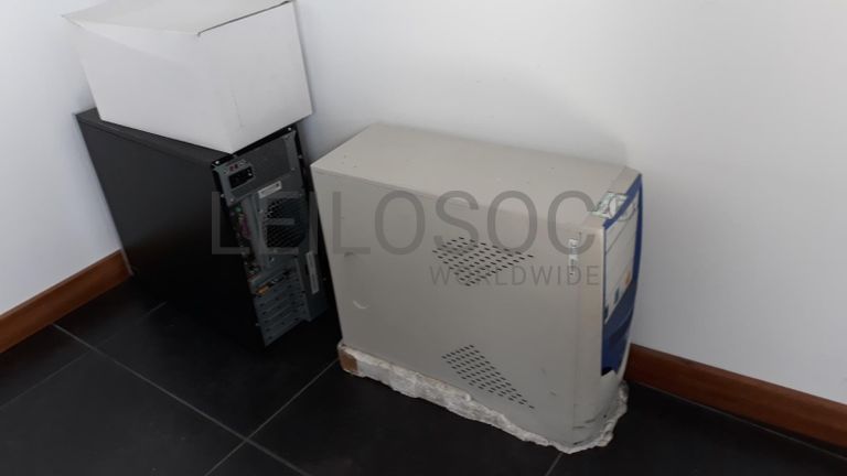 Lote sucata, cestos metálicos e mobiliário