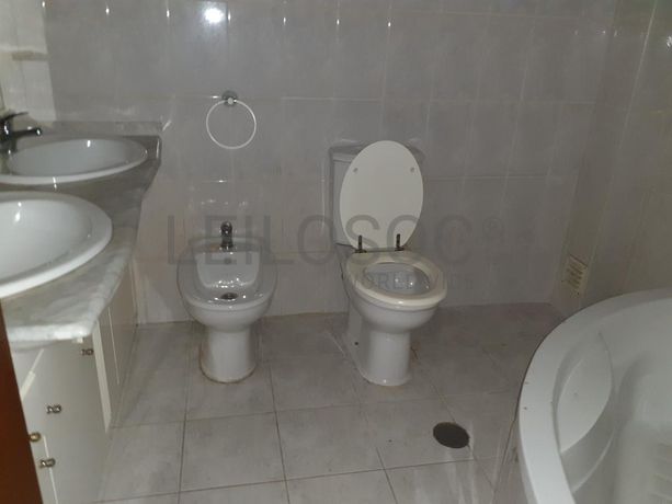 Apartamento T3 c/ Lugar de Garagem e Arrumos · Guarda