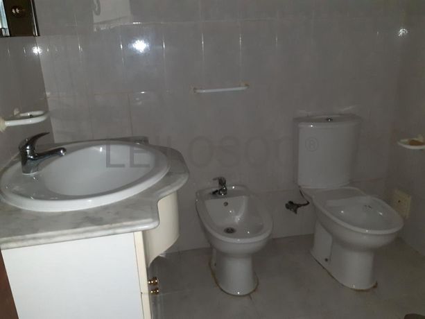 Apartamento T3 c/ Lugar de Garagem e Arrumos · Guarda