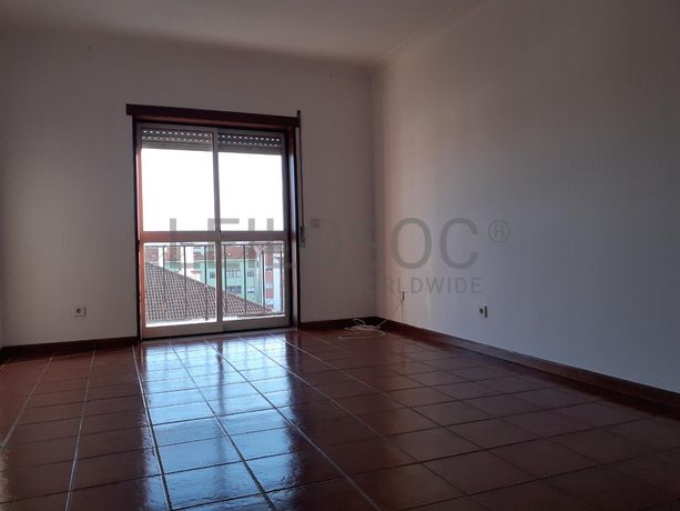 Apartamento T3 c/ Lugar de Garagem e Arrumos · Guarda