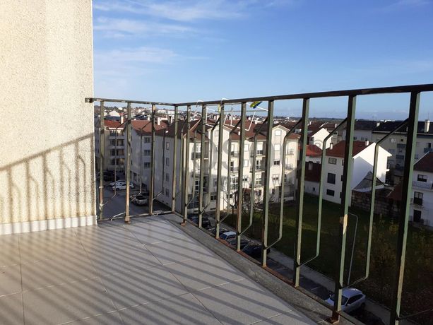 Apartamento T3 c/ Lugar de Garagem e Arrumos · Guarda