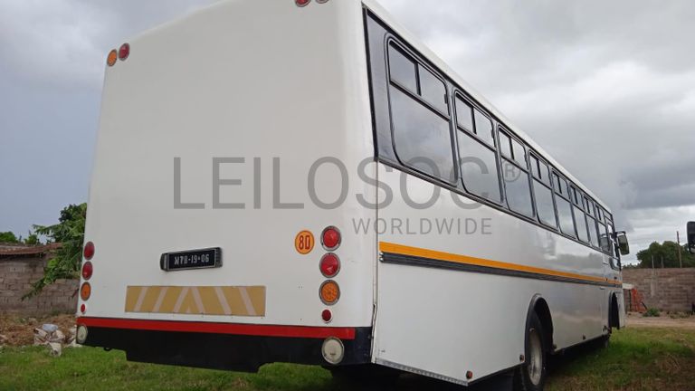 Autocarro Nissan UD90B