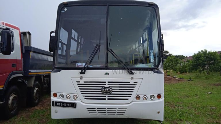 Autocarro Nissan UD90B