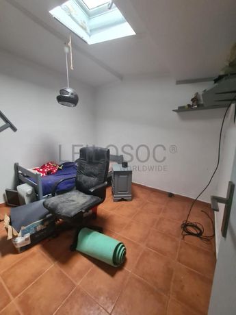 1/2 de Moradia + Terreno · Ponta Delgada, Arquipélago dos Açores