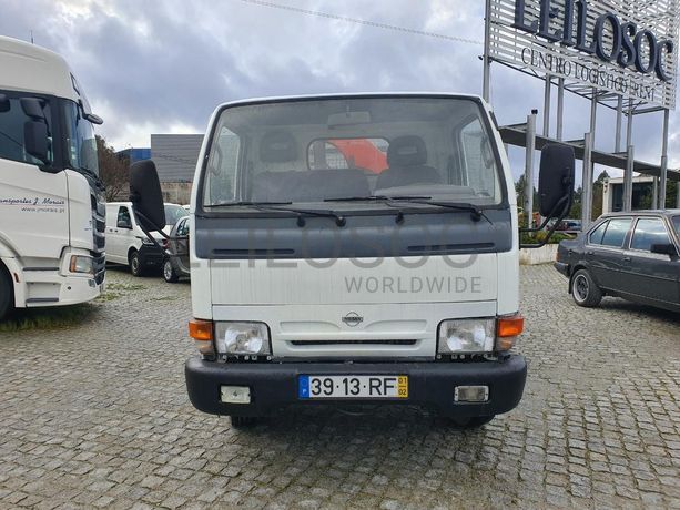 Nissan Cabstar 110 com Grua Palfinger Tribasculante