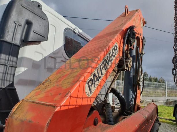 Nissan Cabstar 110 com Grua Palfinger Tribasculante