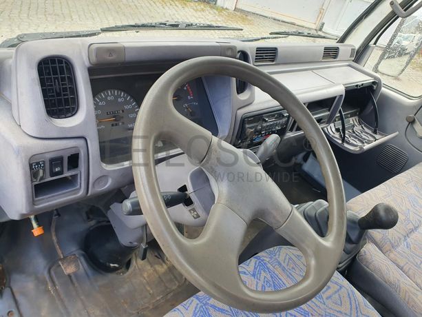 Nissan Cabstar 110 com Grua Palfinger Tribasculante