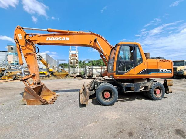 Escavadora de Pneus (20T) DOOSAN S-210 W-V · Viana
