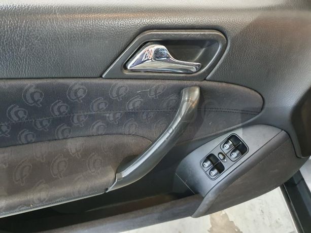 Mercedes-Benz C220 2.2 CDI · Ano 2002