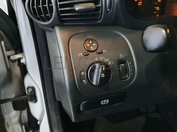 Mercedes-Benz C220 2.2 CDI · Ano 2002