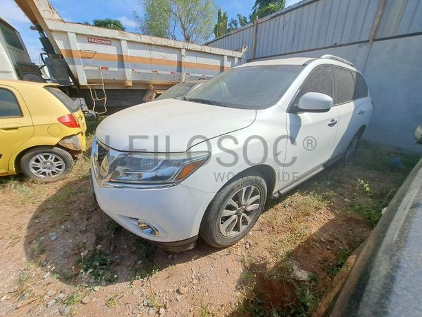 Veículo NISSAN Pathfinder · Viana