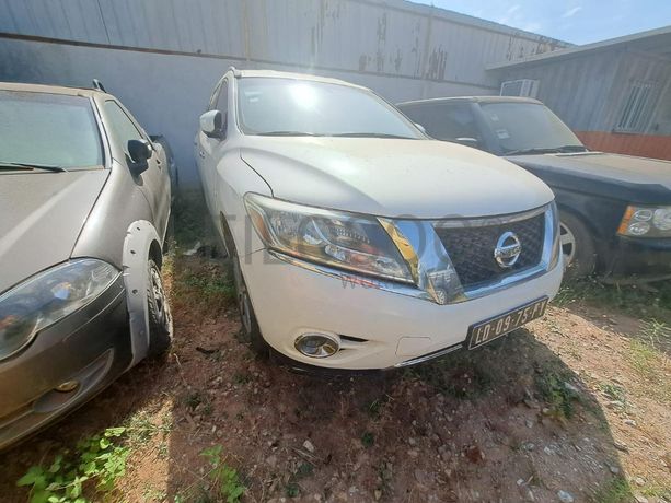 Veículo NISSAN Pathfinder · Viana