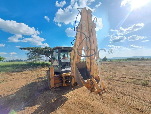 Retroescavadora Case 590R  · Samba Caju