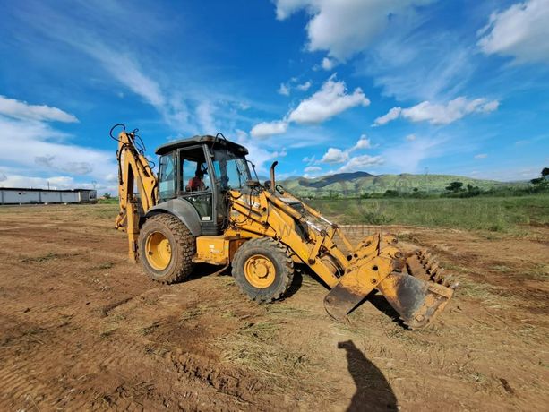 Retroescavadora Case 590R  · Samba Caju