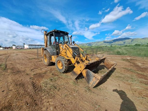 Retroescavadora Case 590R  · Samba Caju