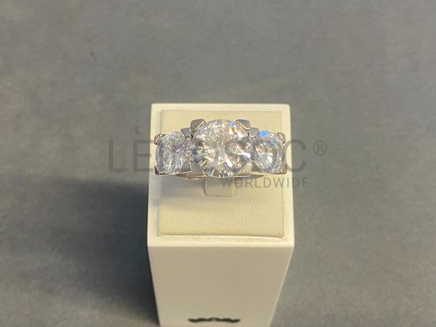 Anel em prata e outros materiais