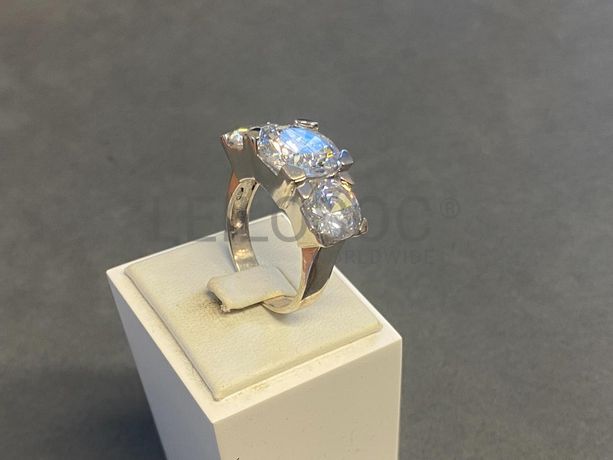 Anel em prata e outros materiais