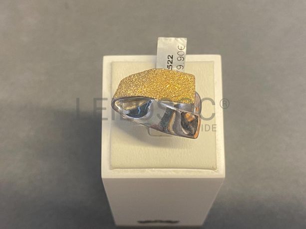 Anel em prata e outros materiais