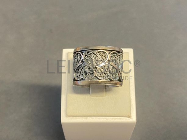 Anel em prata e outros materiais