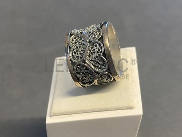 Anel em prata e outros materiais