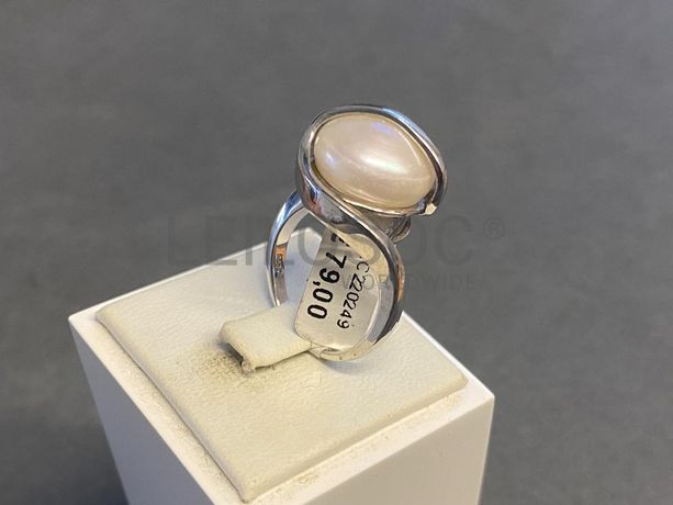 Anel em prata e outros materiais