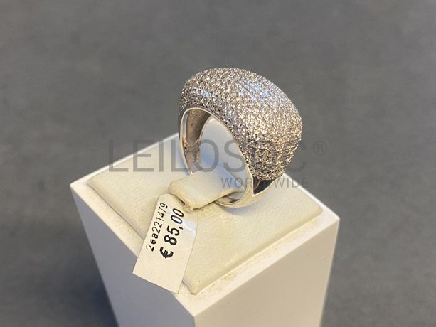 Anel em prata e outros materiais