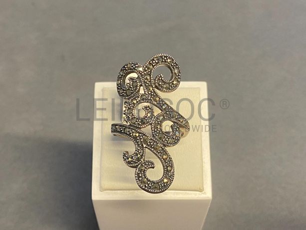 Anel em prata e outros materiais