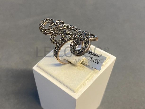 Anel em prata e outros materiais