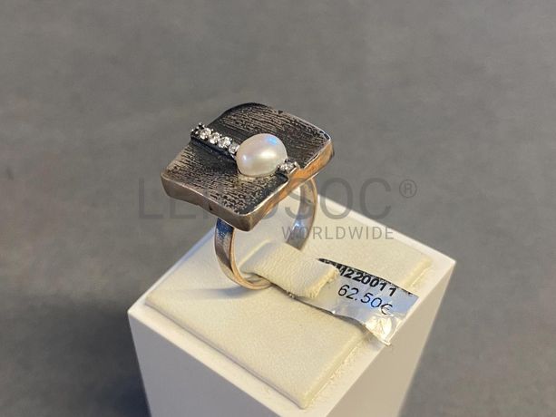 Anel em prata e outros materiais